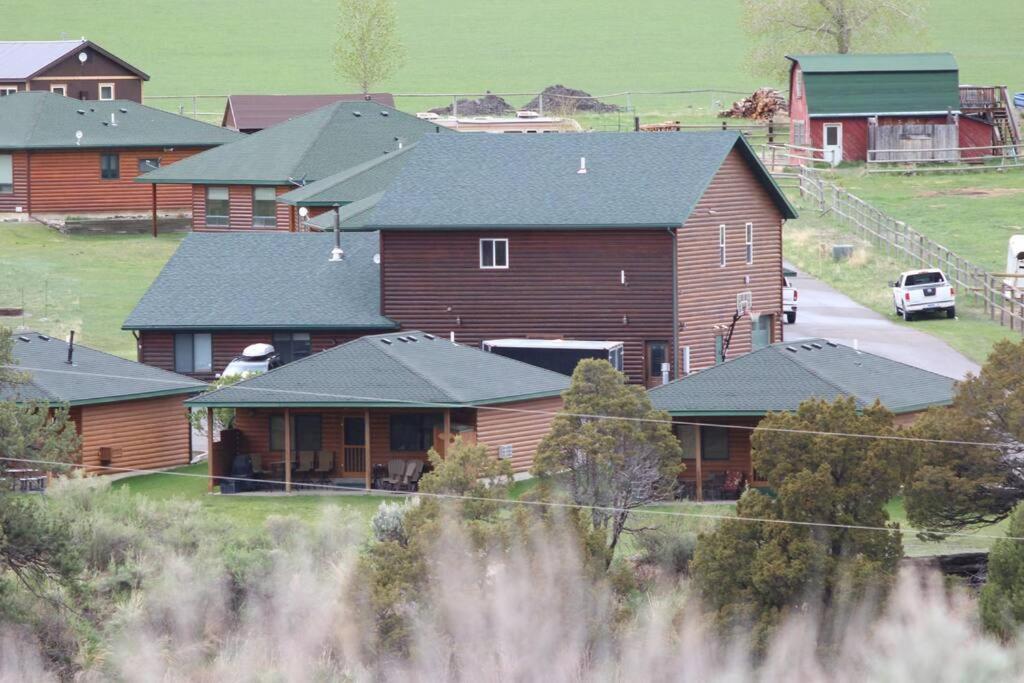 Bison Lodge - Lg Home - 2 Bedrooms - Less Than 5 Miles To Yellowstone North Entrance, Sleeps Up To 8 Гардинър Екстериор снимка