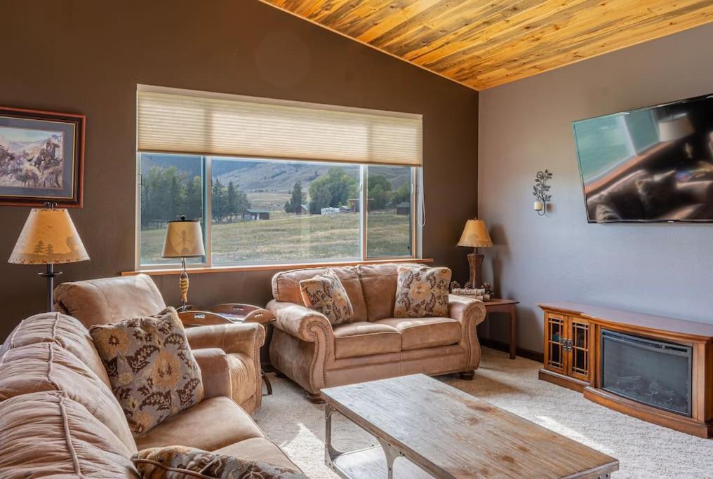 Bison Lodge - Lg Home - 2 Bedrooms - Less Than 5 Miles To Yellowstone North Entrance, Sleeps Up To 8 Гардинър Екстериор снимка