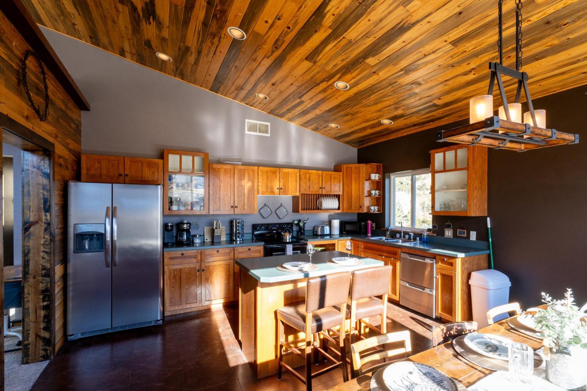 Bison Lodge - Lg Home - 2 Bedrooms - Less Than 5 Miles To Yellowstone North Entrance, Sleeps Up To 8 Гардинър Екстериор снимка