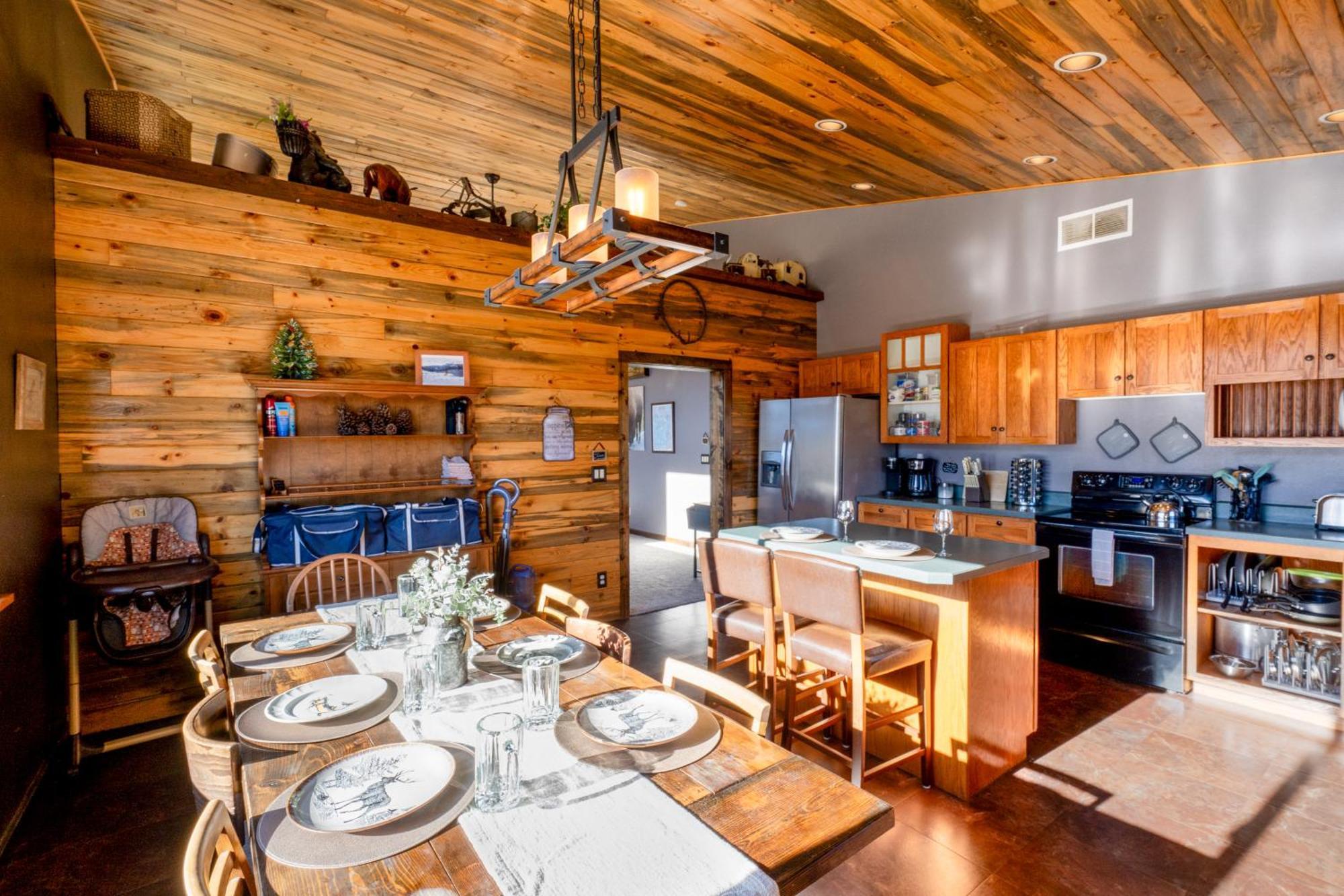 Bison Lodge - Lg Home - 2 Bedrooms - Less Than 5 Miles To Yellowstone North Entrance, Sleeps Up To 8 Гардинър Екстериор снимка