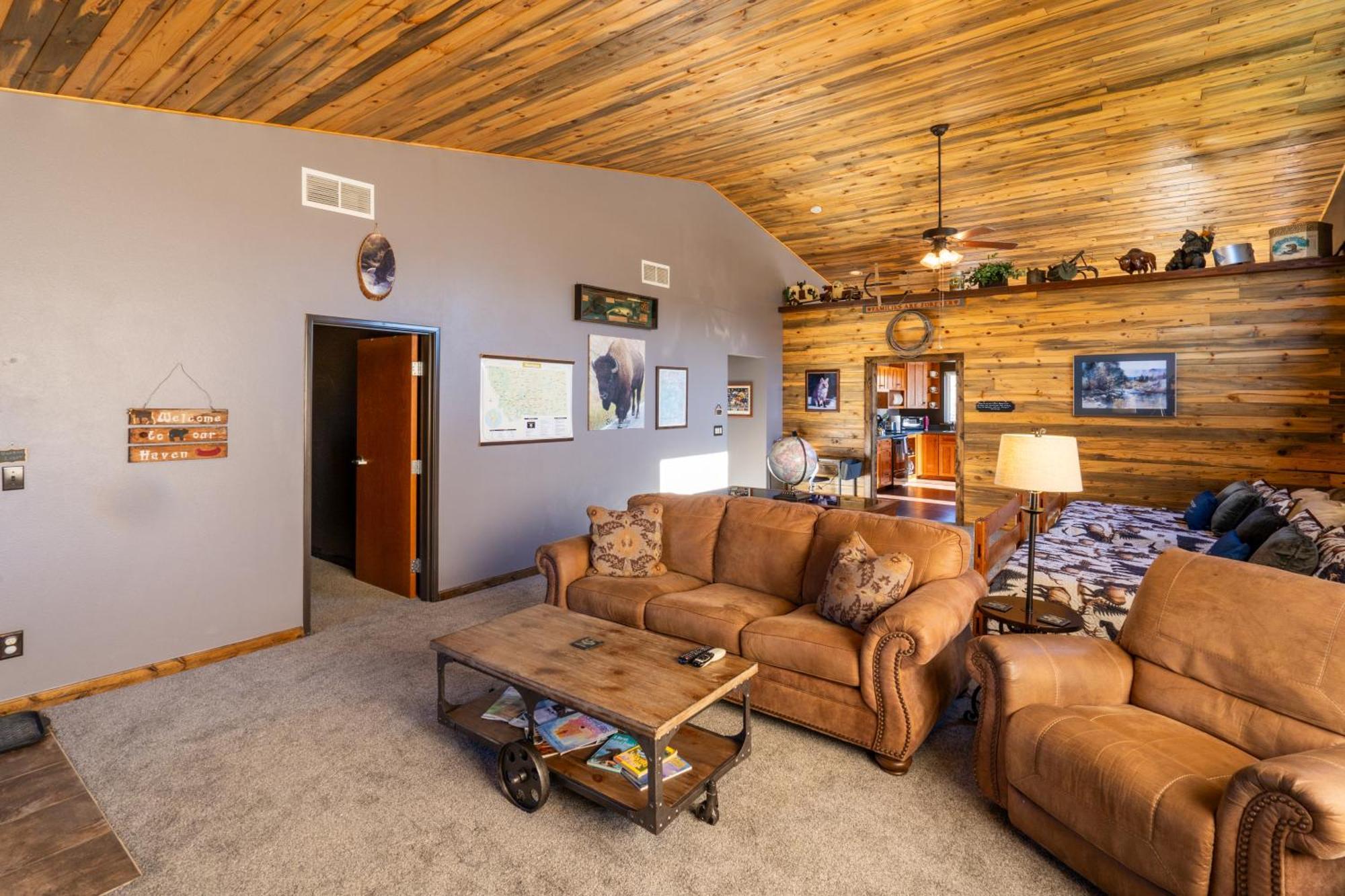 Bison Lodge - Lg Home - 2 Bedrooms - Less Than 5 Miles To Yellowstone North Entrance, Sleeps Up To 8 Гардинър Екстериор снимка