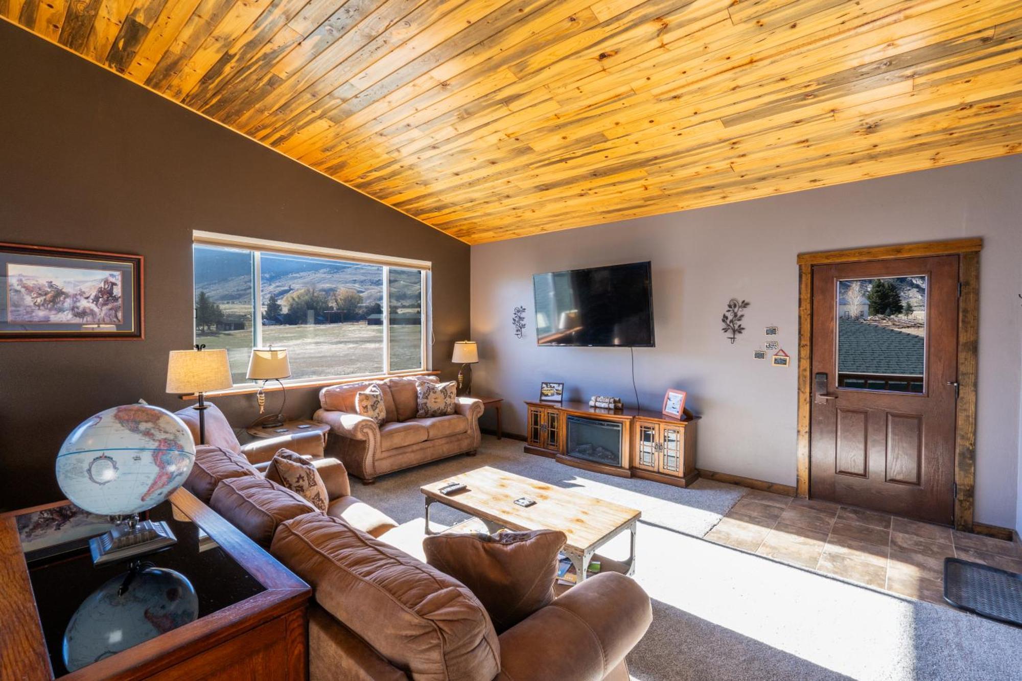 Bison Lodge - Lg Home - 2 Bedrooms - Less Than 5 Miles To Yellowstone North Entrance, Sleeps Up To 8 Гардинър Екстериор снимка