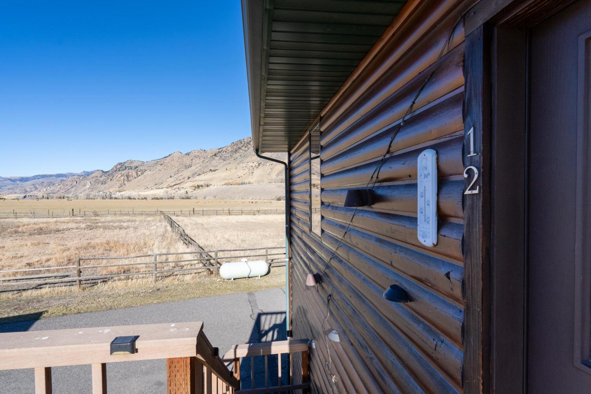 Bison Lodge - Lg Home - 2 Bedrooms - Less Than 5 Miles To Yellowstone North Entrance, Sleeps Up To 8 Гардинър Екстериор снимка