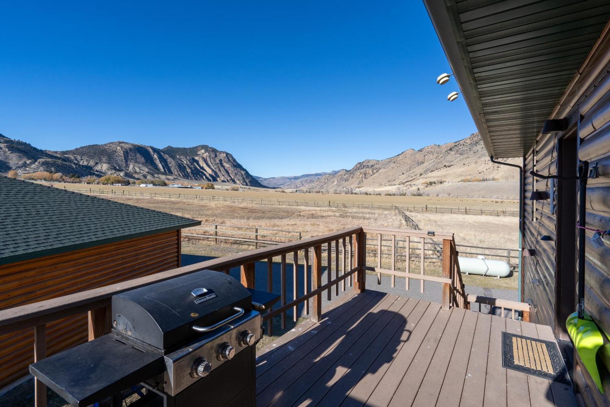 Bison Lodge - Lg Home - 2 Bedrooms - Less Than 5 Miles To Yellowstone North Entrance, Sleeps Up To 8 Гардинър Екстериор снимка