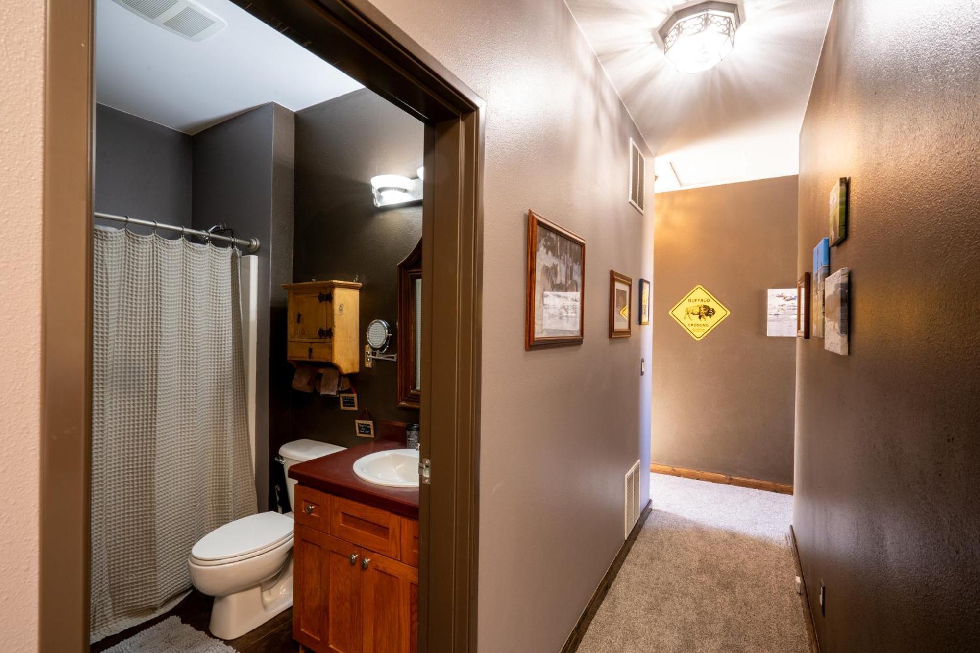 Bison Lodge - Lg Home - 2 Bedrooms - Less Than 5 Miles To Yellowstone North Entrance, Sleeps Up To 8 Гардинър Екстериор снимка