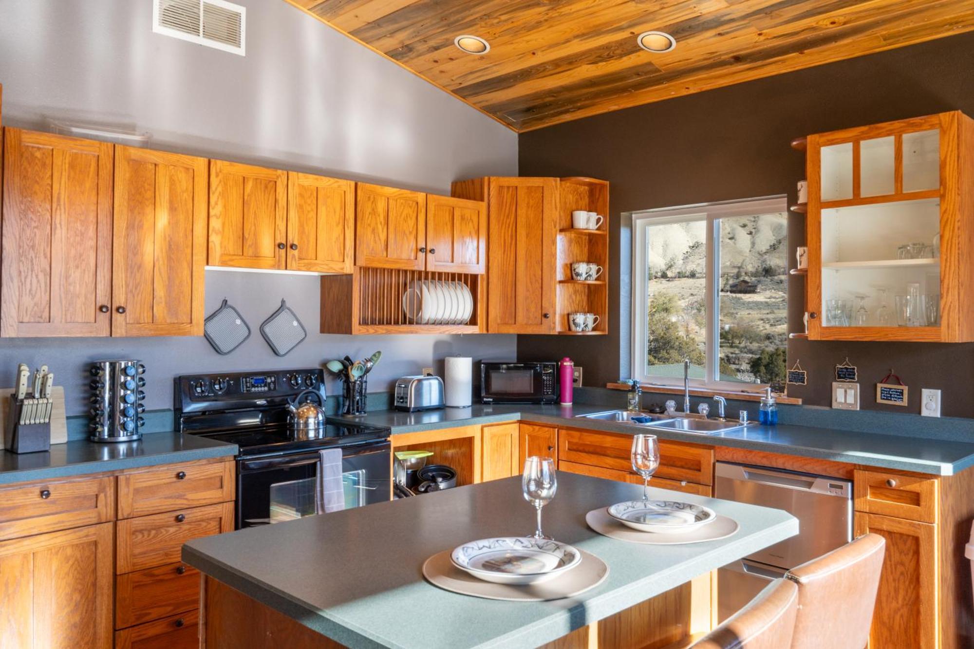 Bison Lodge - Lg Home - 2 Bedrooms - Less Than 5 Miles To Yellowstone North Entrance, Sleeps Up To 8 Гардинър Екстериор снимка
