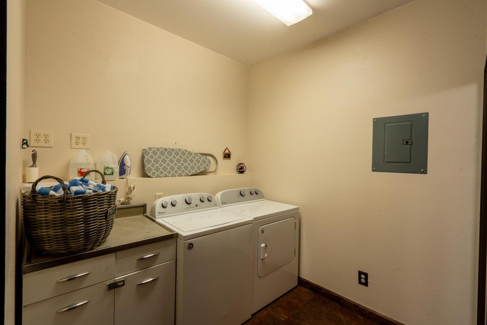 Bison Lodge - Lg Home - 2 Bedrooms - Less Than 5 Miles To Yellowstone North Entrance, Sleeps Up To 8 Гардинър Екстериор снимка