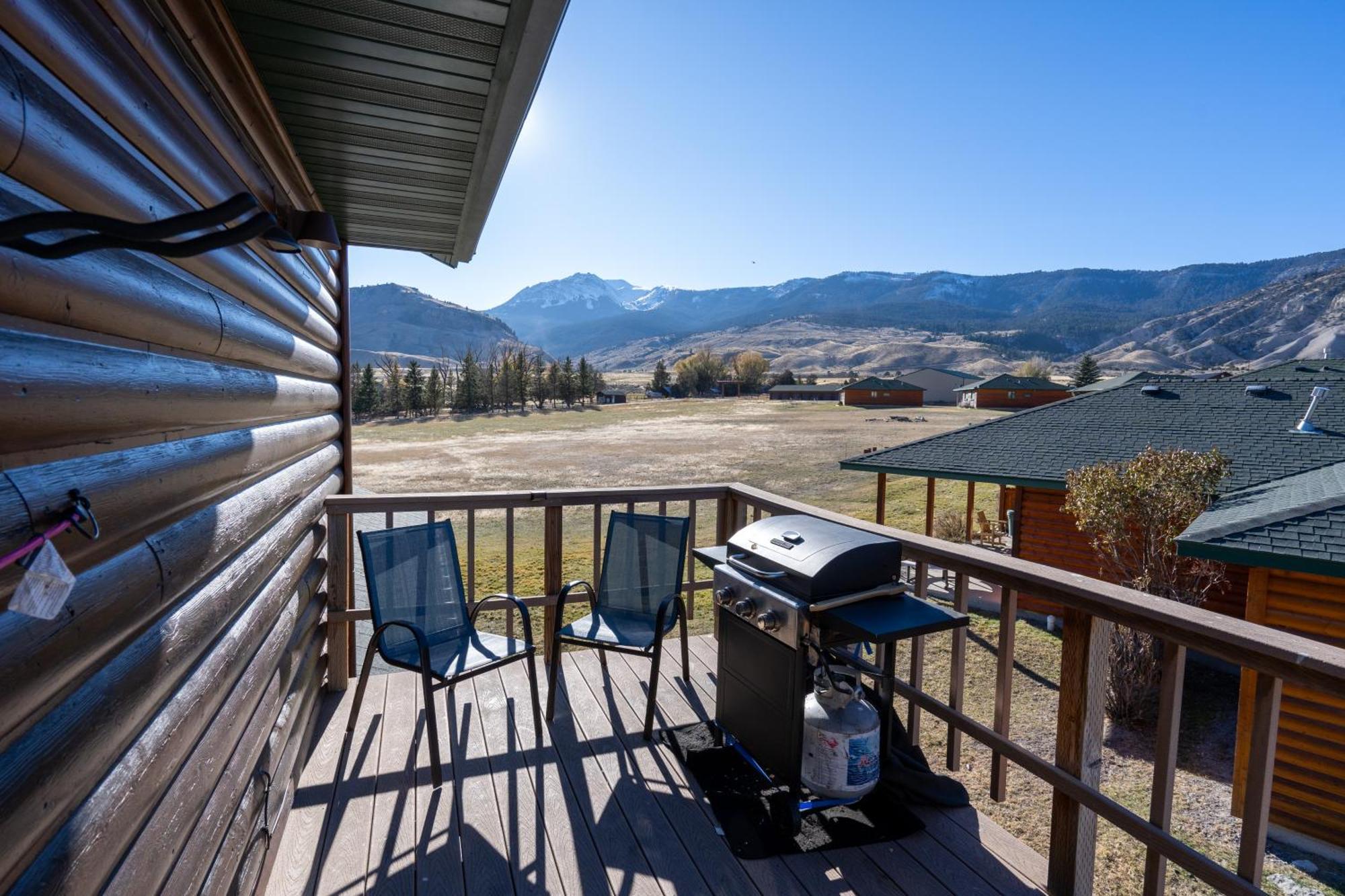 Bison Lodge - Lg Home - 2 Bedrooms - Less Than 5 Miles To Yellowstone North Entrance, Sleeps Up To 8 Гардинър Екстериор снимка