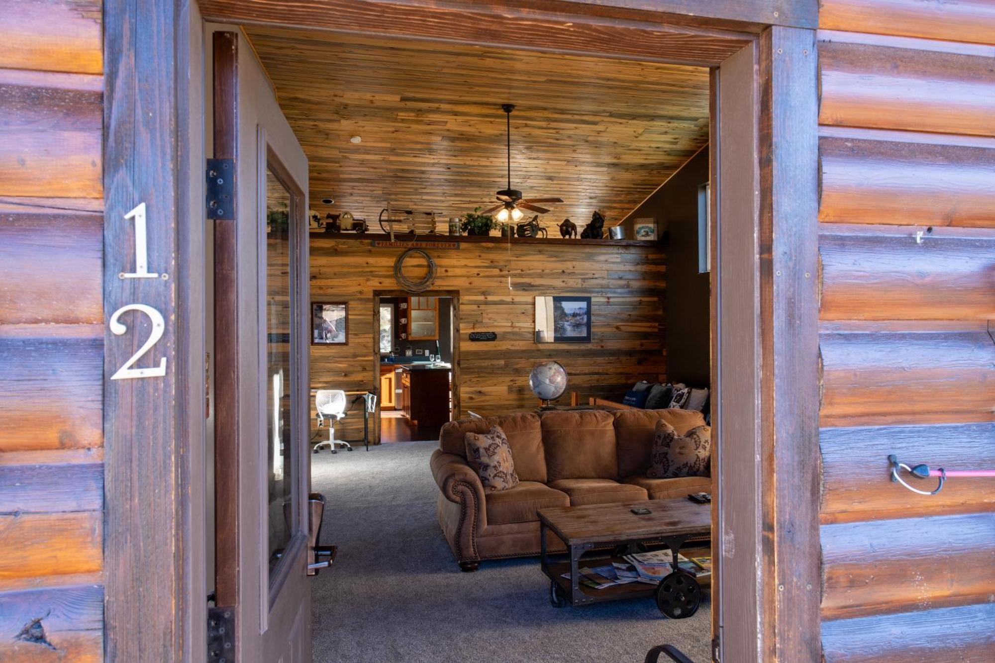 Bison Lodge - Lg Home - 2 Bedrooms - Less Than 5 Miles To Yellowstone North Entrance, Sleeps Up To 8 Гардинър Екстериор снимка