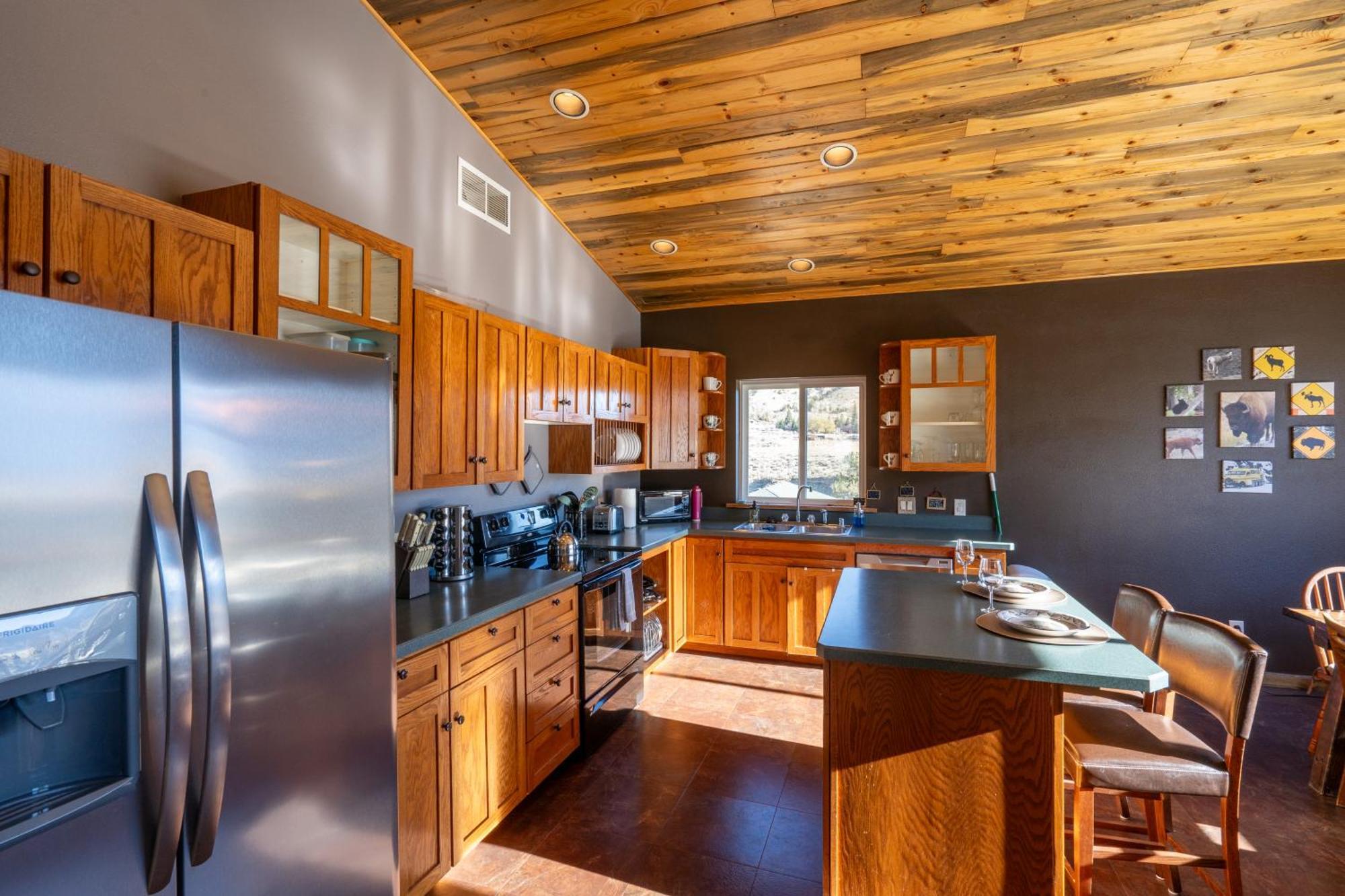 Bison Lodge - Lg Home - 2 Bedrooms - Less Than 5 Miles To Yellowstone North Entrance, Sleeps Up To 8 Гардинър Екстериор снимка